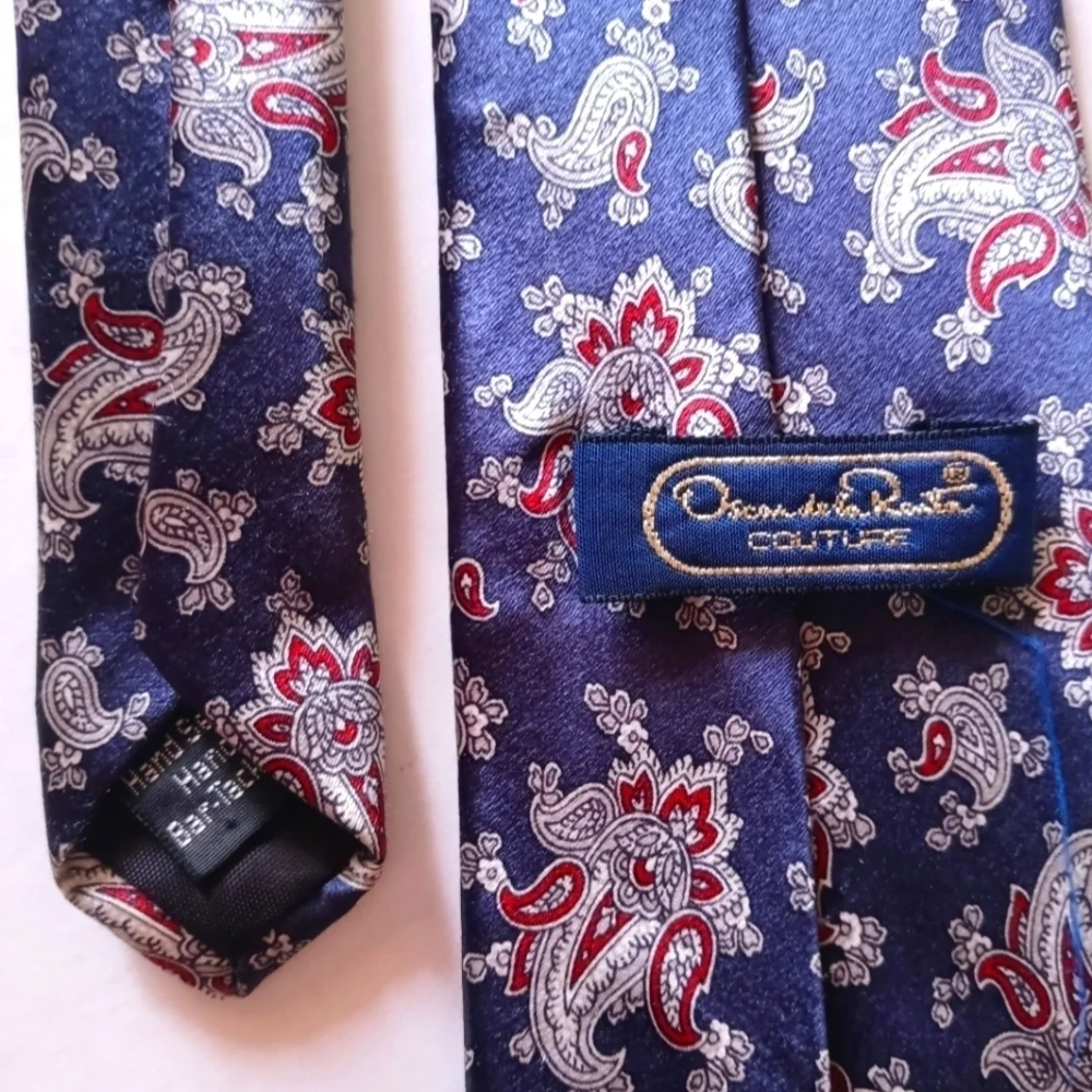 Oscar De La Renta Paisley Tie.